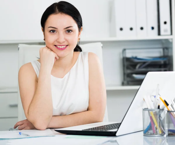 Frau posiert im Büro — Stockfoto