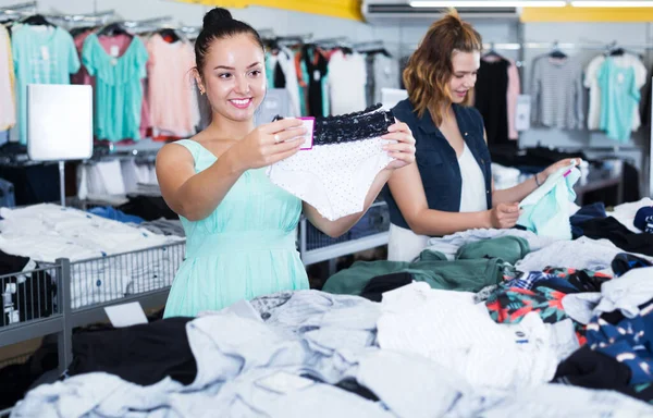 Två kvinnor shopping trosor — Stockfoto