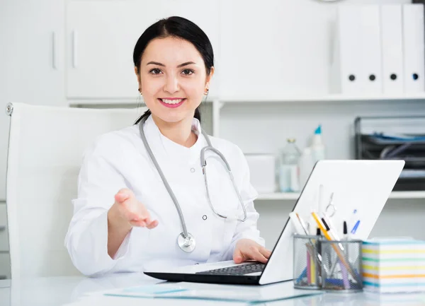 Médico pronto para clientes — Fotografia de Stock