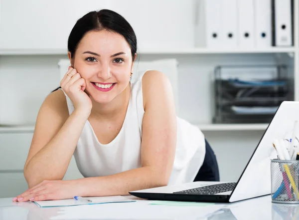 Vrouw poseren in office — Stockfoto