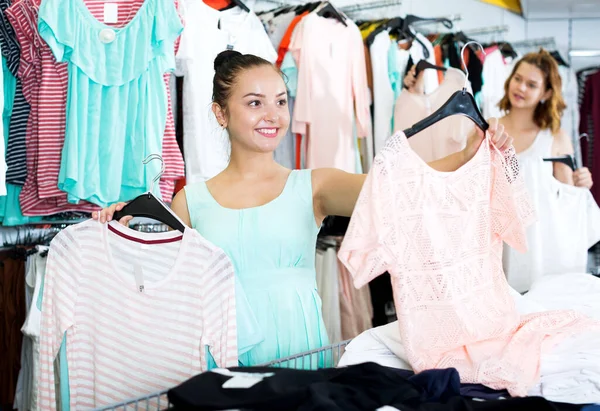 Brunette επιλέγοντας νέα ρούχα στο κατάστημα — Φωτογραφία Αρχείου