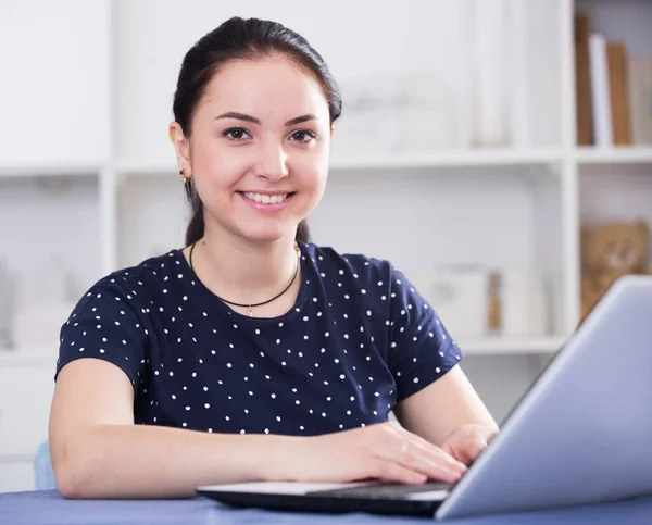 Flicka som arbetar med laptop — Stockfoto