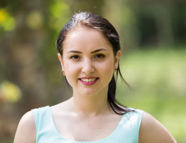 Joyeux portrait de jeune femme souriante en plein air — Photo