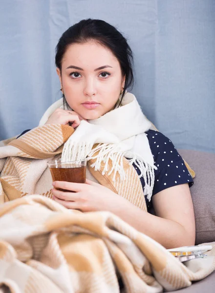 Jovem mulher pegando frio — Fotografia de Stock