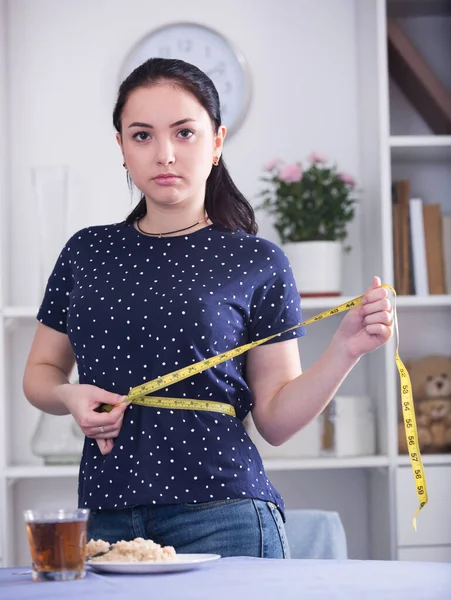 Frustrato ragazza misurazione girovita — Foto Stock