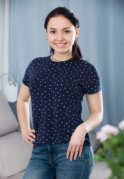 Positives Mädchen steht im Zimmer — Stockfoto