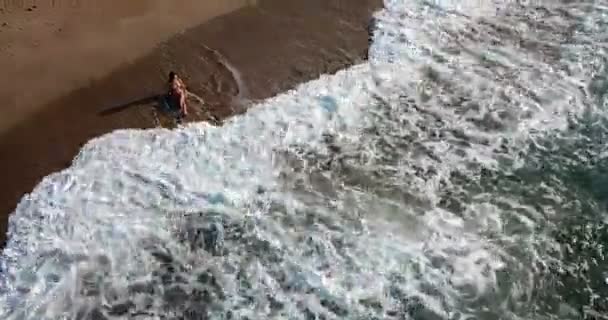 Aerial view of Sexy naked woman playfully posing at beach on the sea shore — Stock Video