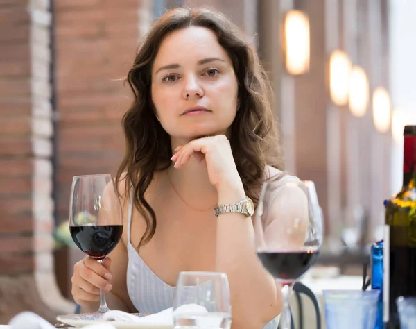 Junge Frau Sitzt Mit Glas Rotwein Restaurant — Stockfoto