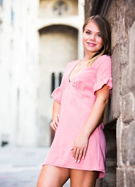 Muchacha Atractiva Caminando Las Calles Ciudad Vieja Apoyada Pared Piedra — Foto de Stock