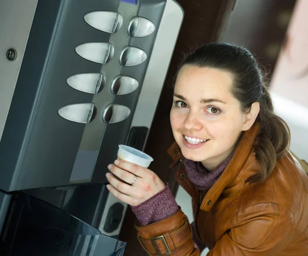 Портрет Улыбающейся Взрослой Женщины Покупающей Теплые Напитки Автоматической Кофеварке — стоковое фото