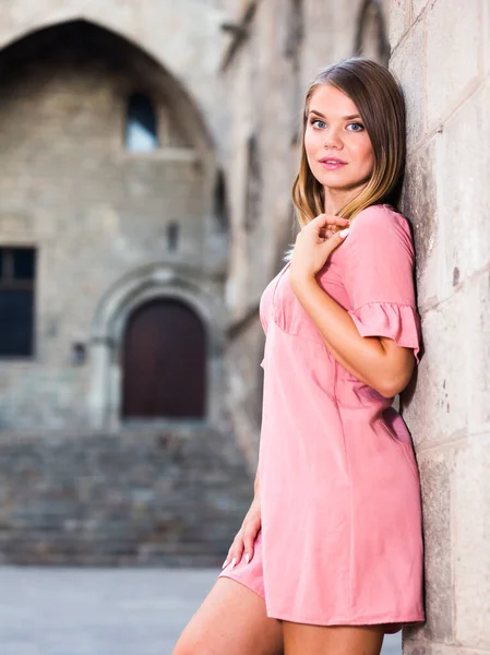 Nachdenkliches Junges Mädchen Steht Der Nähe Einer Mauer Einer Straße — Stockfoto