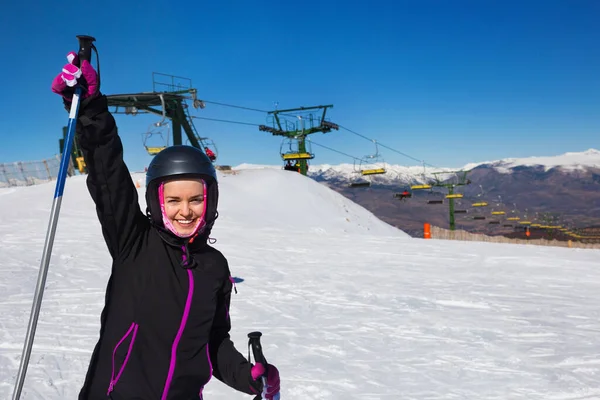 Sluiten Glimlachende Vrolijke Vrouw Dragen Ski Uitrusting Skiën Sneeuw Bergen — Stockfoto