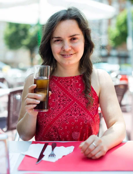 Vuxen Kvinna Som Sitter Kafé Och Njuter Kall Dryck — Stockfoto