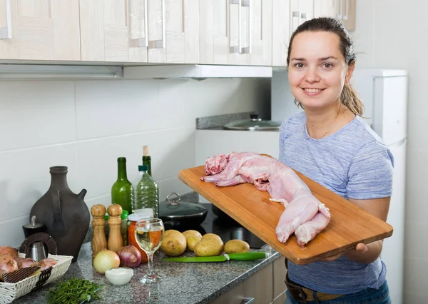 Jovem Feliz Ter Bandeja Com Coelho Inteiro Unidade Cozinha Dentro — Fotografia de Stock