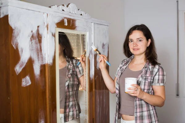 Creatieve Vrouw Versiert Oude Garderobe Met Witte Verf Het Huis — Stockfoto