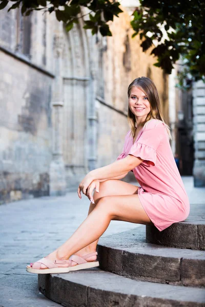 Junge Touristin Rosa Kleid Sitzt Einer Steintreppe Zentrum Von Barcelona — Stockfoto