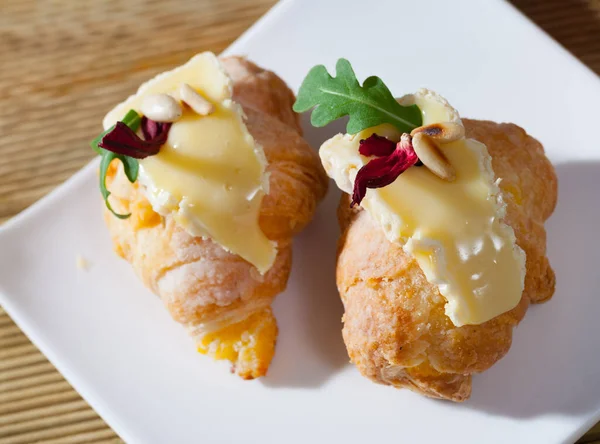 Sabroso Postre Cocina Francesa Mini Croissant Con Queso Camembert — Foto de Stock