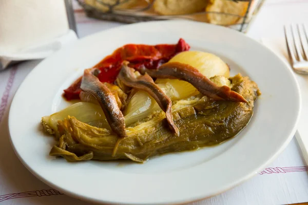 Gebratene Paprika Auberginen Und Zwiebeln Serviert Mit Sardellen Spanische Küche — Stockfoto