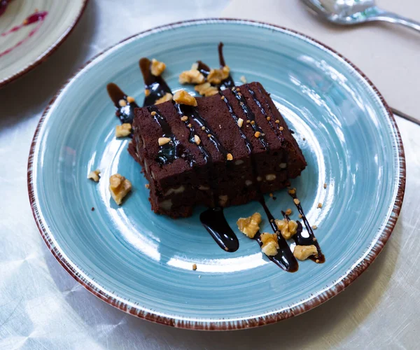 Heerlijke Brownie Geserveerd Met Gebakken Notenkruimels Chocolade Glazuur Populaire Chocolade — Stockfoto