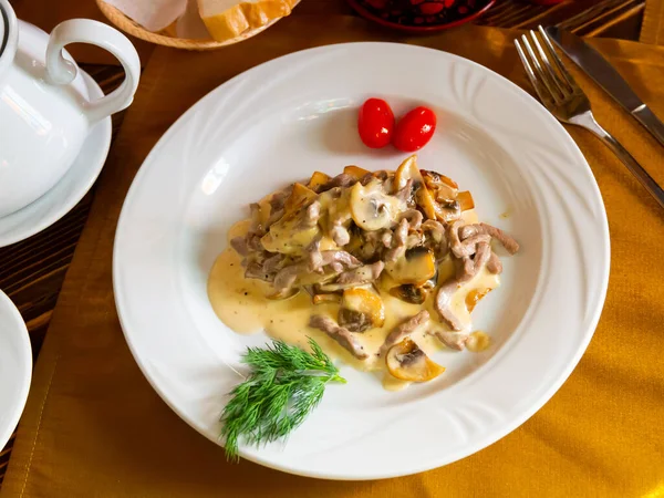 스위스 불리우는 곁들인 쇠고기 냄새로 인기있는 요리의 — 스톡 사진