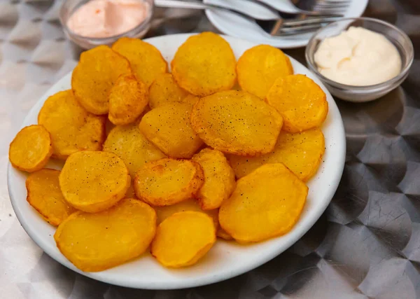 Ştah Açıcı Patatas Bravas Geleneksel Spanyol Patates Aperatifi Veya Tapas — Stok fotoğraf