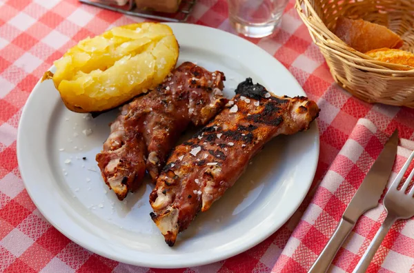 Tasty Spicy Pig Trotters Grill Served Vegetables Garnish Baked Potato — Stock Photo, Image