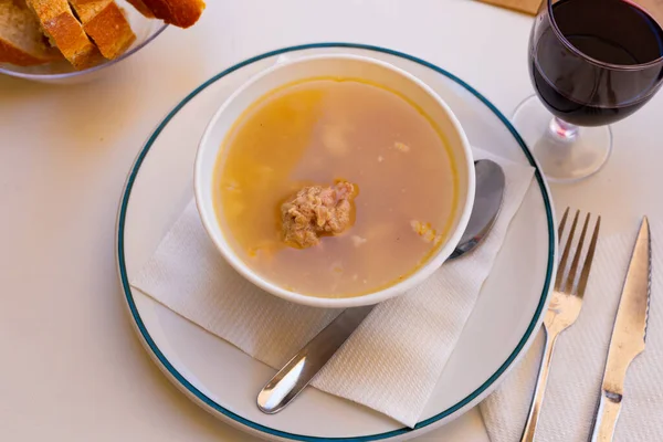 パスタ ミートボール ポテトスライス ひよこ豆とおいしい栄養価の高いスープ カタルーニャ ムルシアの代表的な料理 — ストック写真