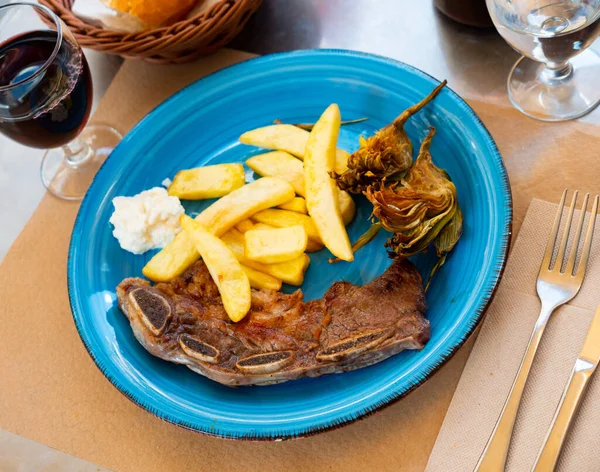 Delicious Spanish Dish Churasco Beef Served French Fries Artichokes — Stock Photo, Image