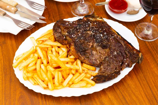 Lahodný Grilovaný Hovězí Steak Vařené Hranolky — Stock fotografie