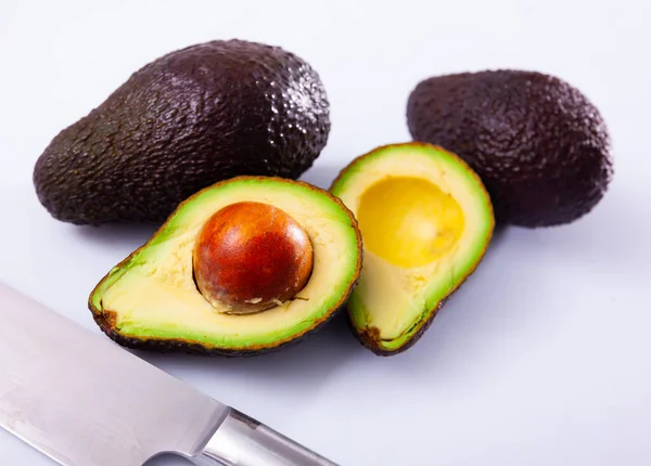 Lekkere Rijpe Avocado Een Witte Achtergrond Ingrediënten Voor Het Koken — Stockfoto