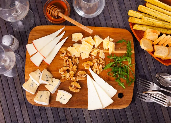 Delicious Cheese Platter Four Kinds Cheese Serving Wooden Board Honey — Stock Photo, Image