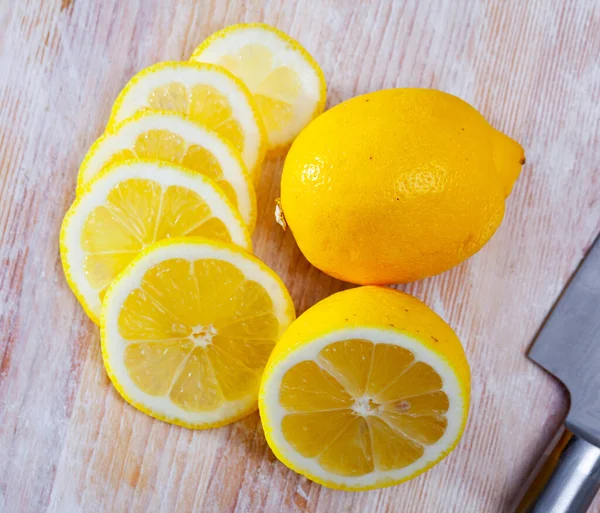 まな板にレモンとナイフ 高品質の写真 — ストック写真