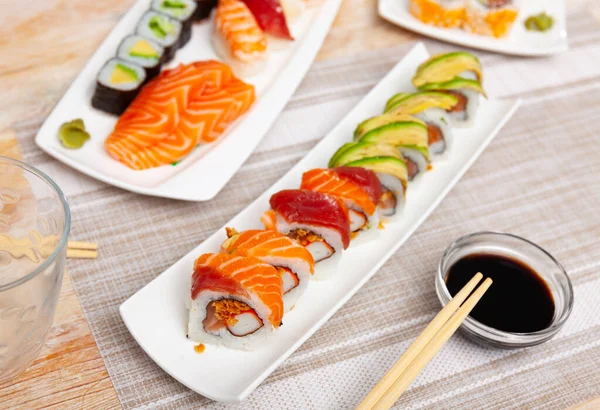 Sushi Assortiti Con Tonno Salmone Gamberetti Avocado Serviti Con Wasabi — Foto Stock