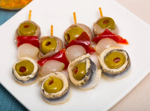Delicious Appetizer Salted Anchovies Pickled Olives Bell Pepper Onion Skewers — Stock Photo, Image