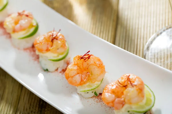 Delicious Grilled Shrimps Served Rice Balls Lime Garnished Dried Saffron — Stock Photo, Image