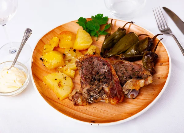 Juicy Lamb Leg Rosted Vegetables Potatoes Pepper Served Table — Stock Photo, Image