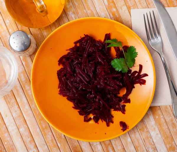 Populaire Russische Salade Gemaakt Van Gekookte Geraspte Biet Versierd Met — Stockfoto
