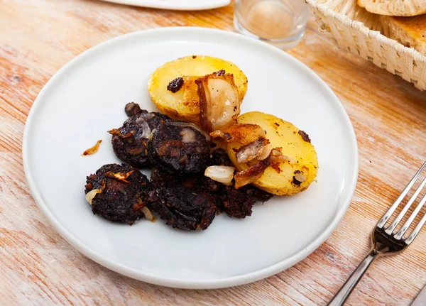 Morcilla Frita Salchicha Sangre Con Arroz Servido Con Guarnición Papas —  Fotos de Stock