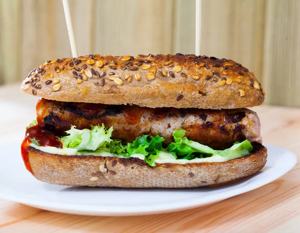 Rustic Hot Dog Teljes Kiőrlésű Zsemlével Grillezett Sertéskolbásszal Ketchuppal Majonézzel — Stock Fotó