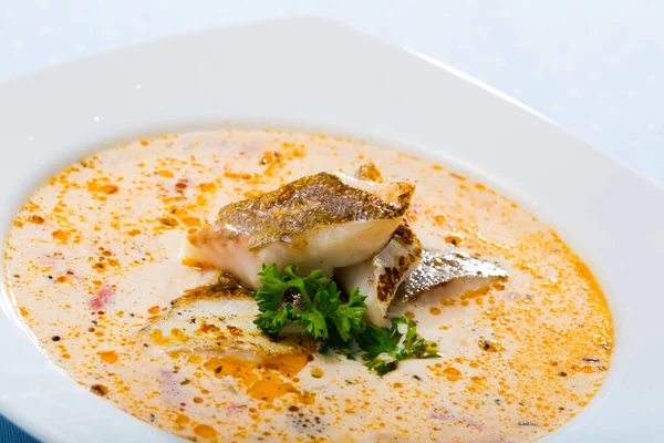 Sopa Bacalhau Cremosa Saudável Deliciosa Com Legumes Estilo Norueguês Servido — Fotografia de Stock