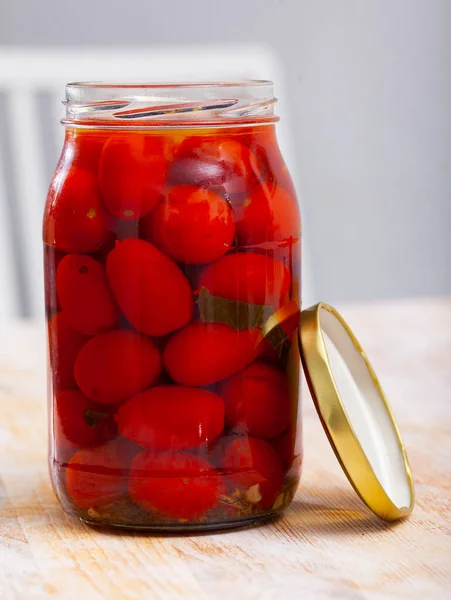 Hausgemachte Tomatenkonserven Offenen Glas Auf Holztisch Hausgemachte Essiggurken — Stockfoto