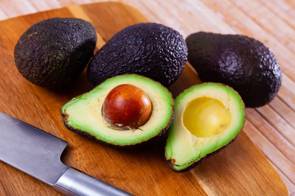 Geheel Halve Rijpe Biologische Avocado Gesneden Houten Ondergrond Gezond Vitamine — Stockfoto