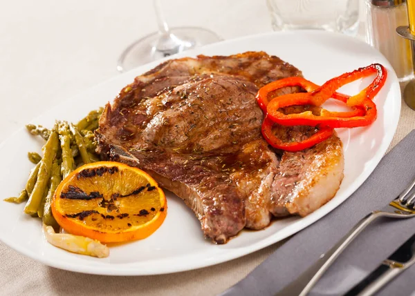 Carne Res Apetitosa Con Espárragos Naranja Plato — Foto de Stock