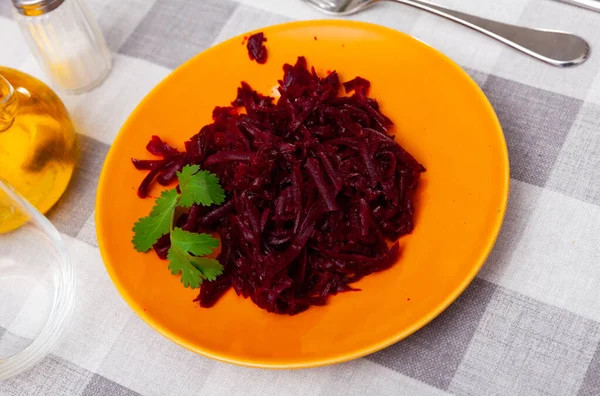 Frischer Rote Bete Salat Auf Teller Serviert Und Mit Petersilienzweig — Stockfoto