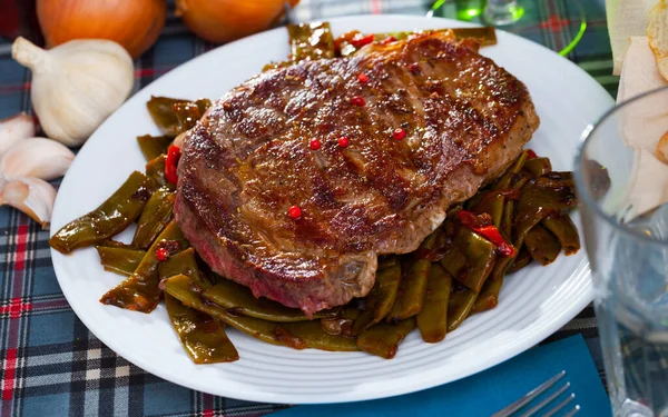 Spicy Medium Rare Roasted Veal Entrecote Baked Green Beans Sweet — Stock Photo, Image