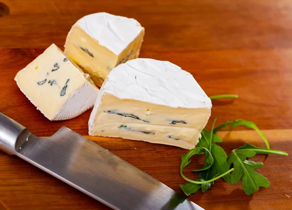 Appetitanregender Käse Bavaria Blu Stücke Geschnitten Mit Weißem Und Blauem — Stockfoto
