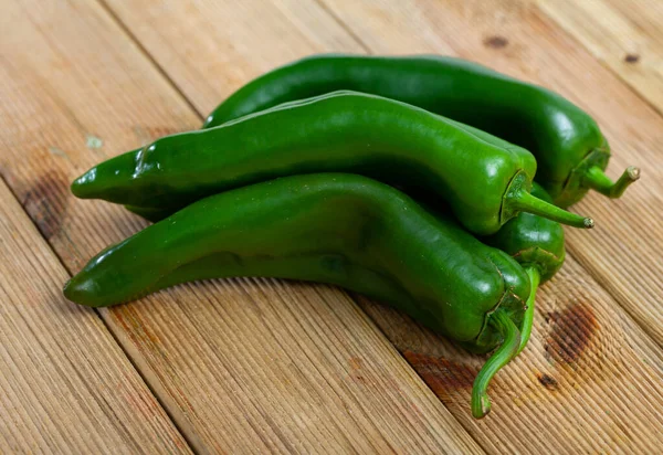 Hele Verse Groene Chili Pepers Houten Tafel Vitamine Koken Ingrediënten — Stockfoto