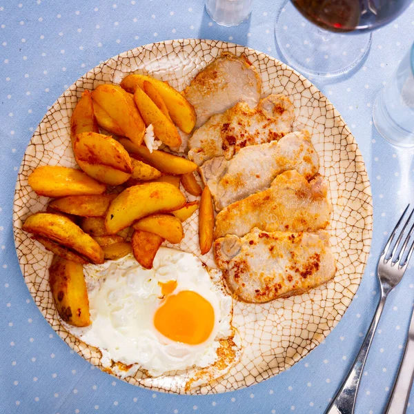 Close Χοιρινό Ψητό Τηγανητές Πατάτες Και Αυγό Σερβίρεται Μπλε Πιάτο — Φωτογραφία Αρχείου