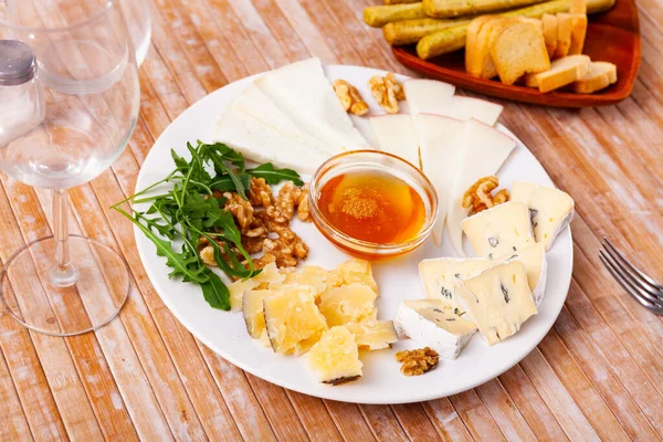 Different Types Cheese Sliced Served Plate Bowl Honey Walnuts Arugula — Stock Photo, Image