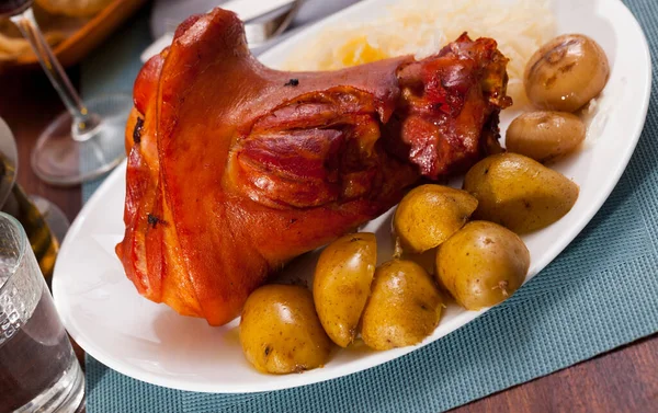 Appetizing Baked Pork Knuckle Potatoes Cabbage Plate — Stock Photo, Image